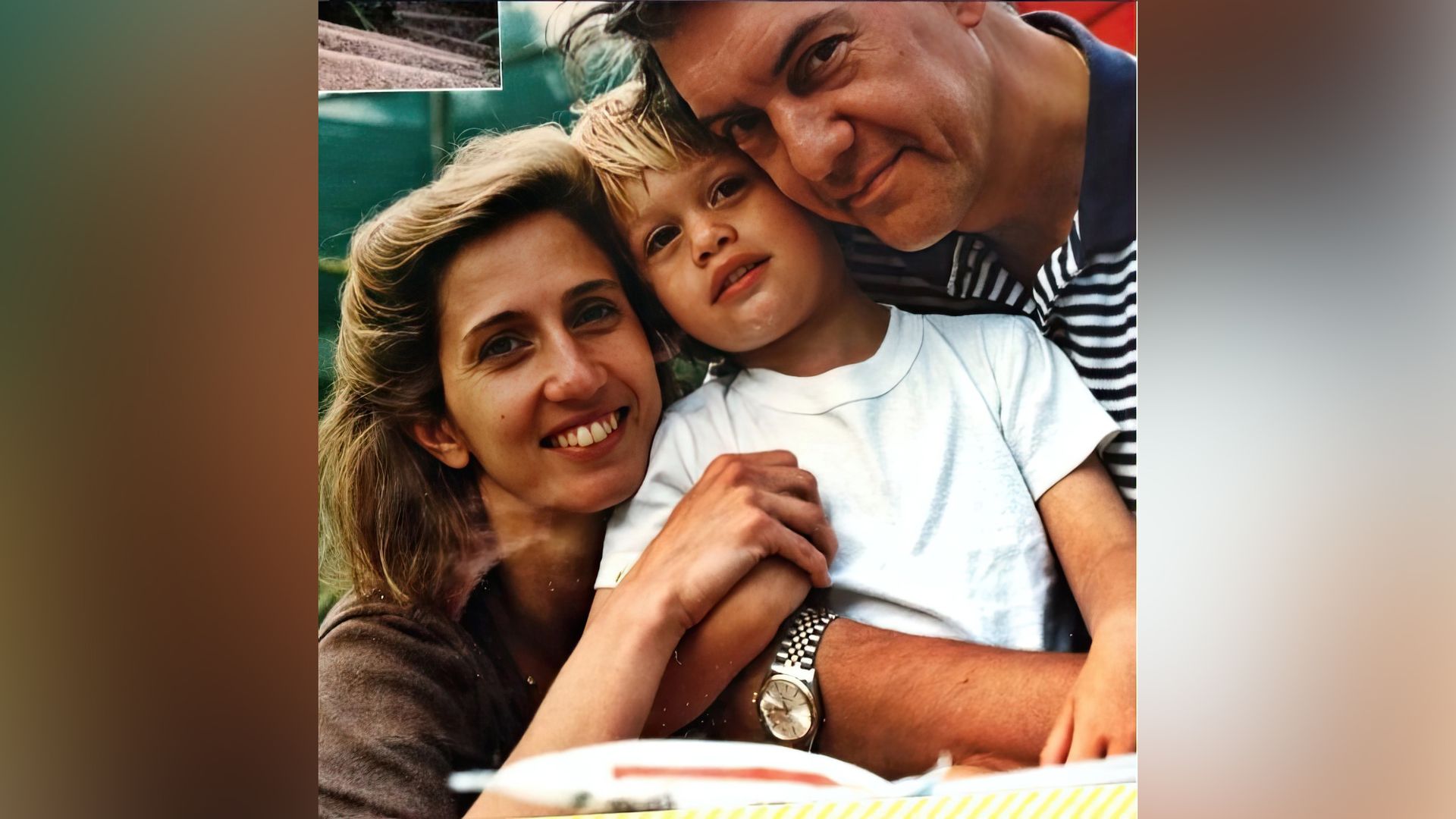 Nicholas Galitzine con sus padres