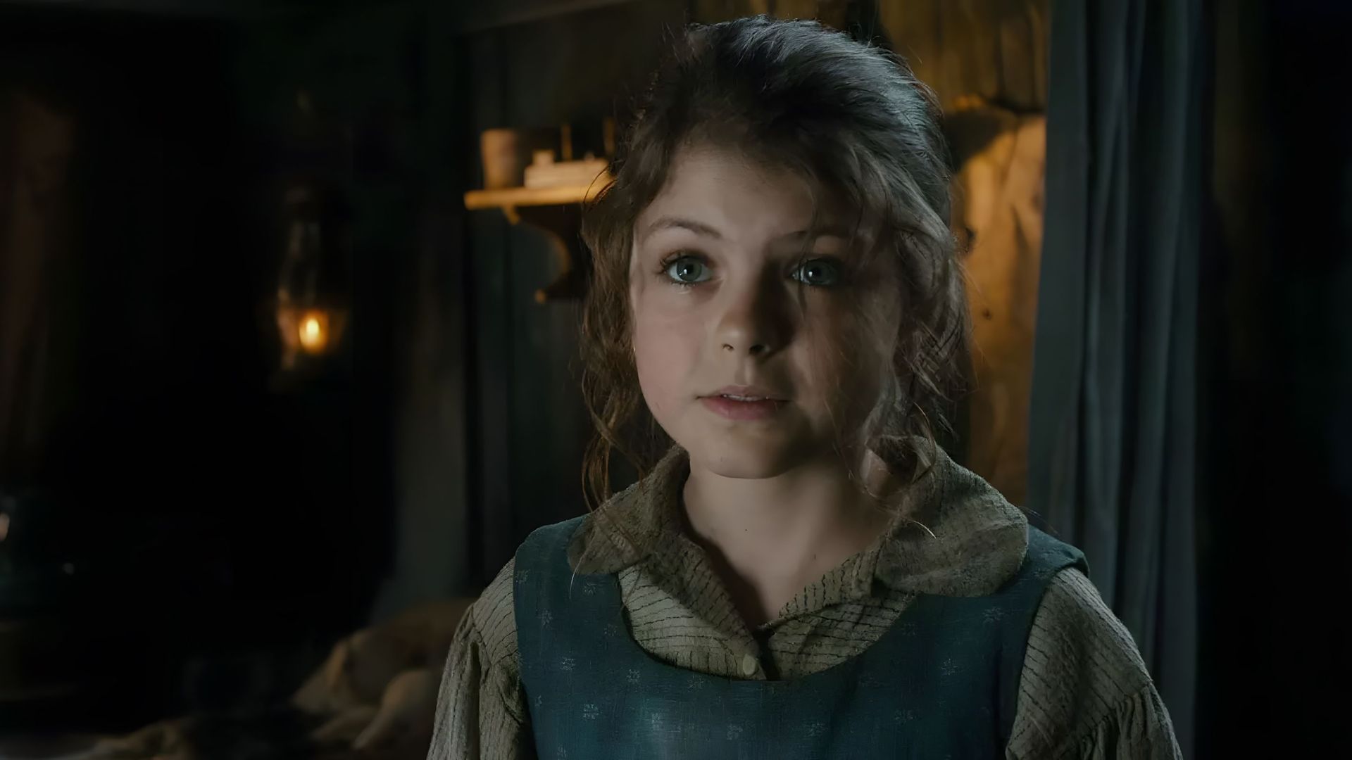 Thomasin McKenzie como Astrid ('Hobbit')