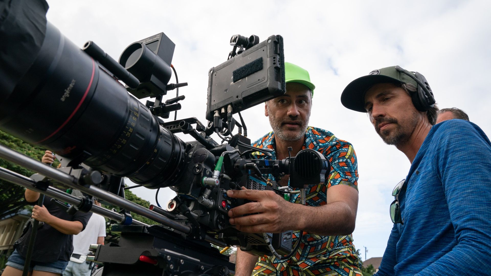 Taika Waititi en el Set de la Película Next Goal Wins