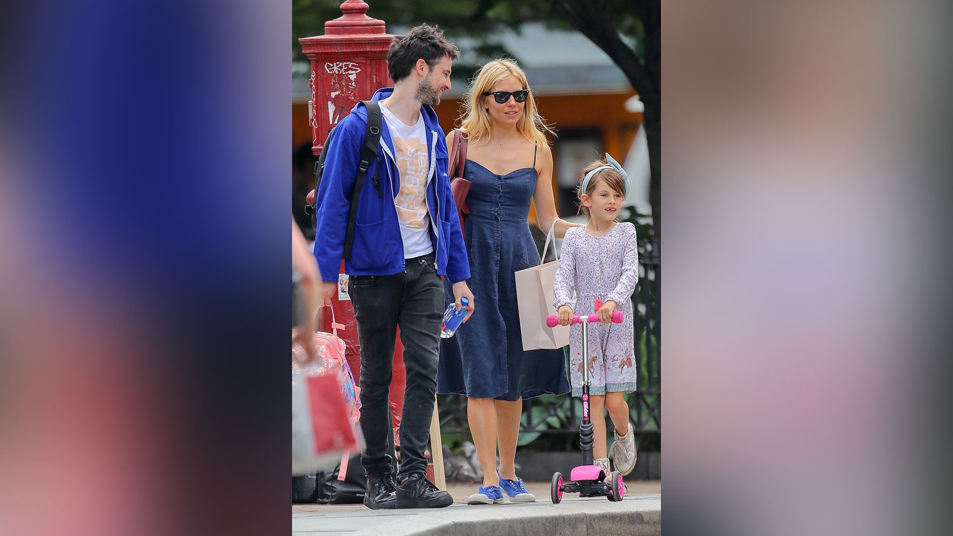 Tom Sturridge y Sienna Miller con su hija