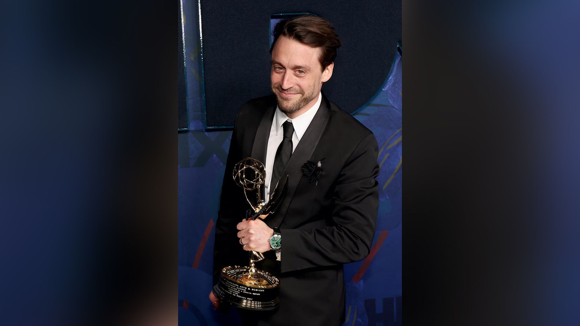 Kieran Culkin con un Premio Emmy en 2024