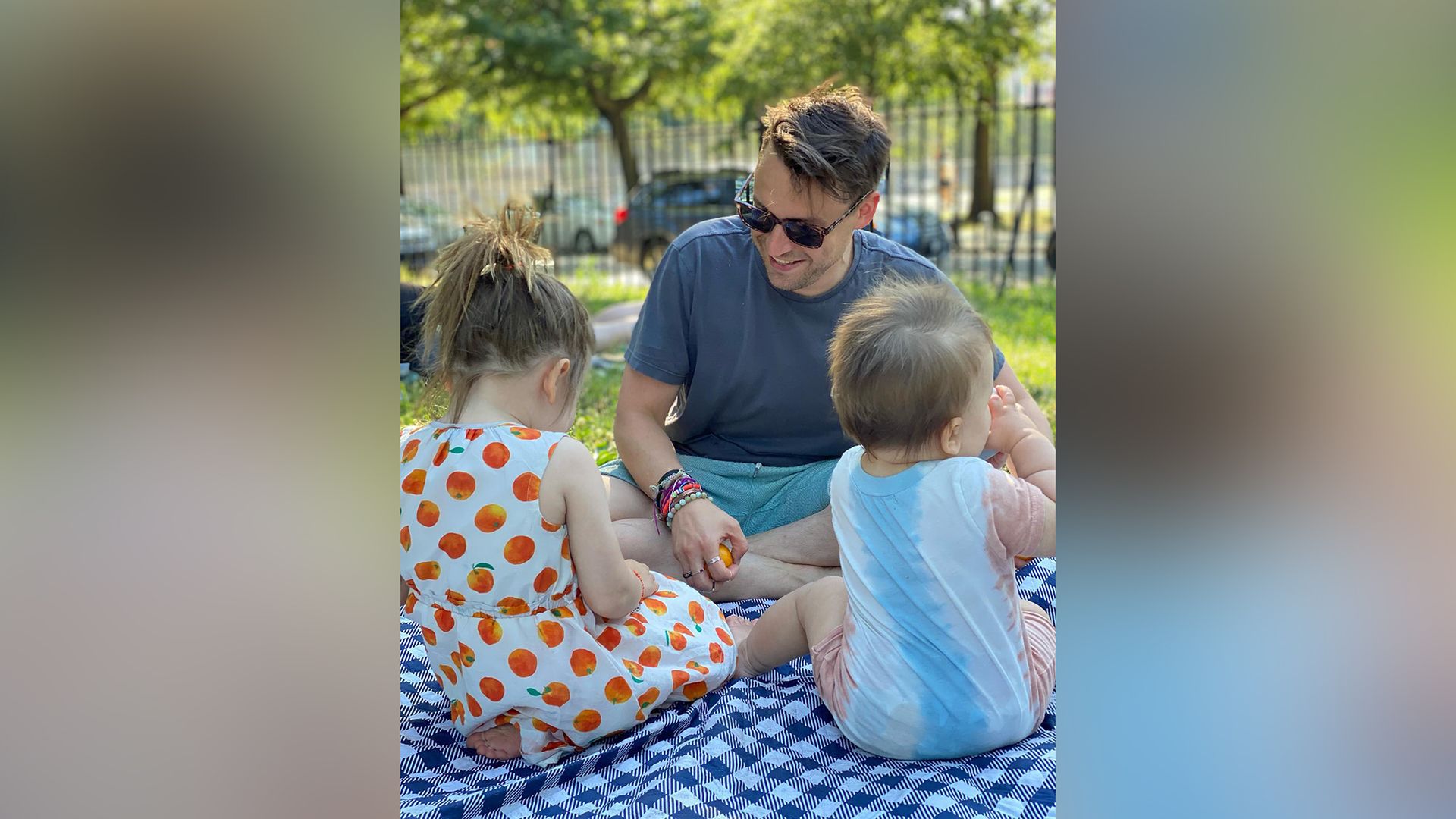 Kieran Culkin con sus hijos