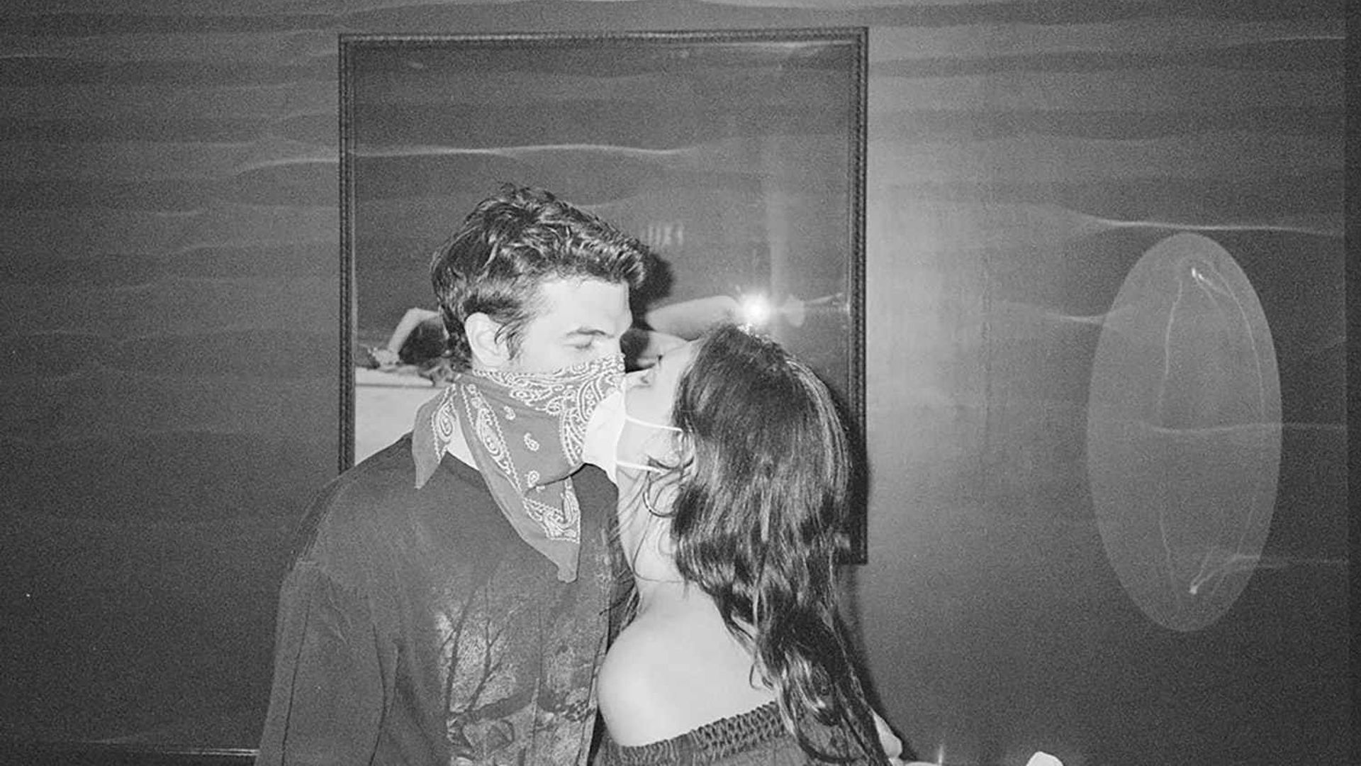 Phoebe Tonkin y Alex Greenwald