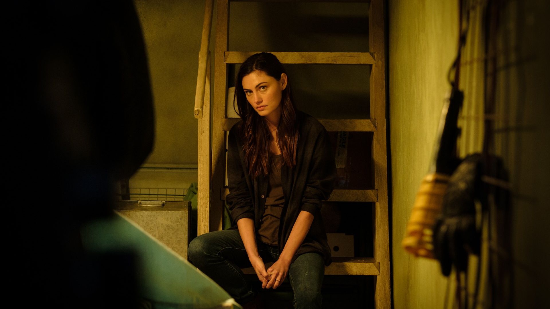 Phoebe Tonkin en el set de 'Night Shift'