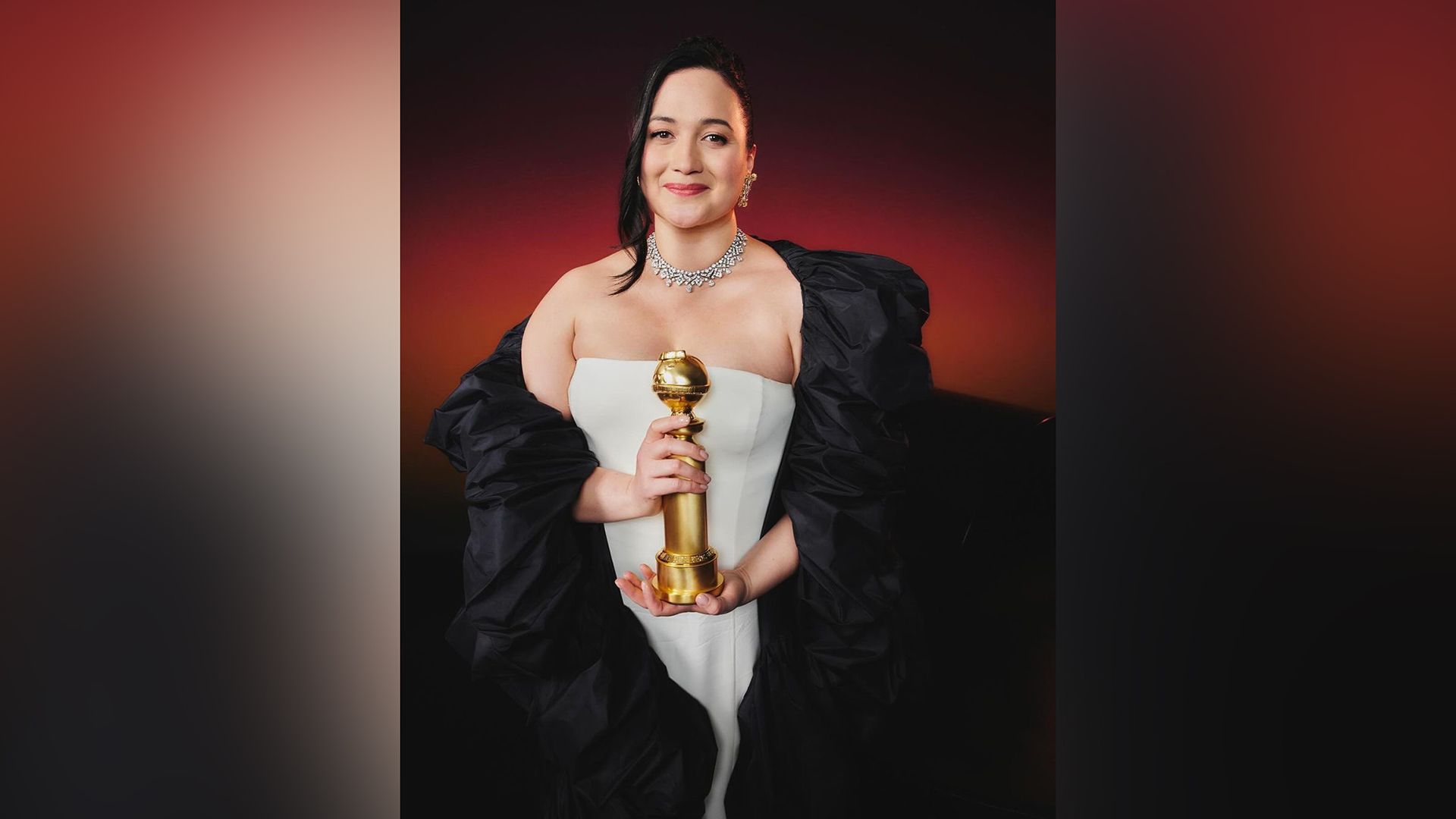 Lily Gladstone con el Golden Globe