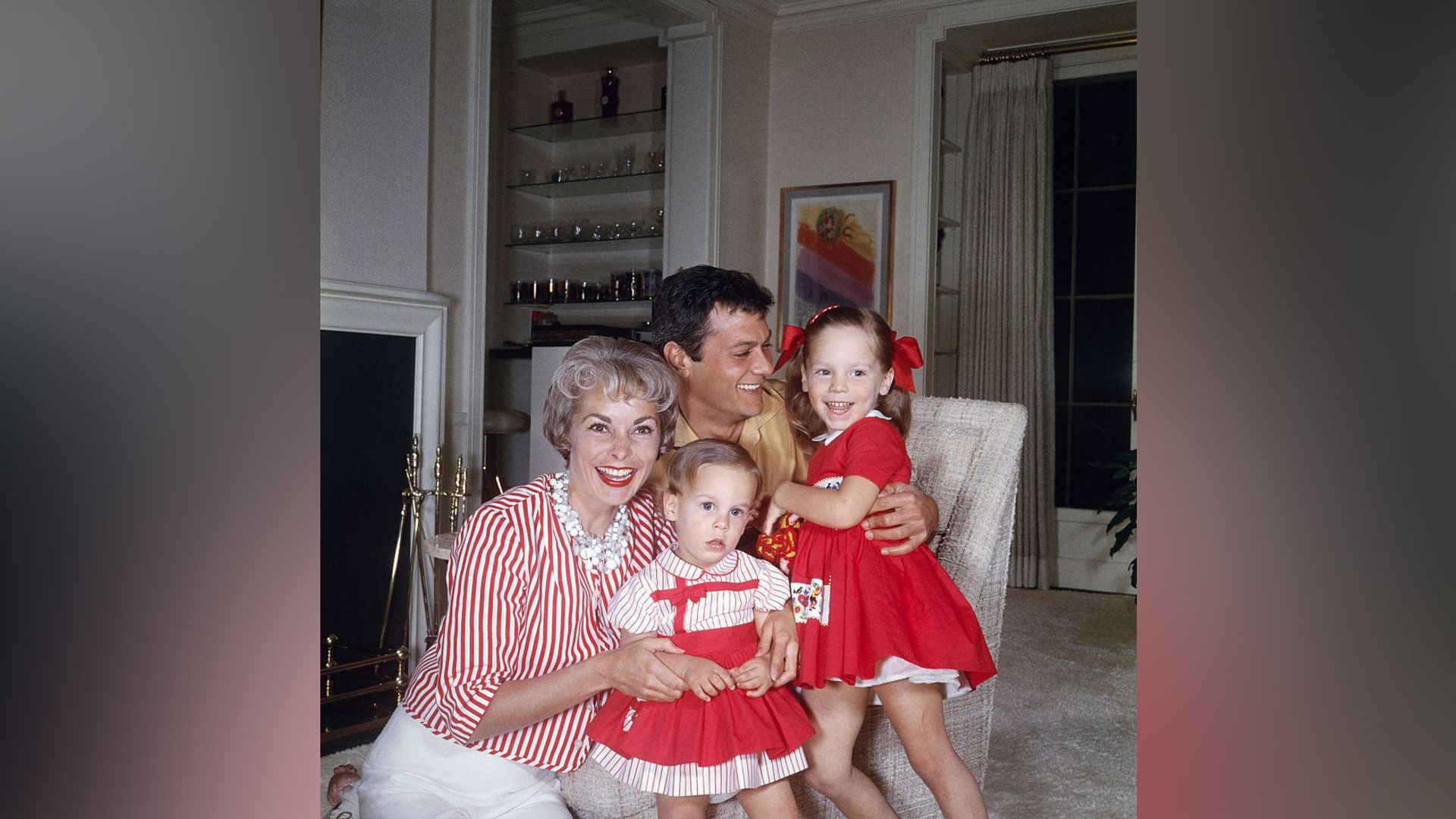 Jamie Lee Curtis con sus padres y su hermana mayor