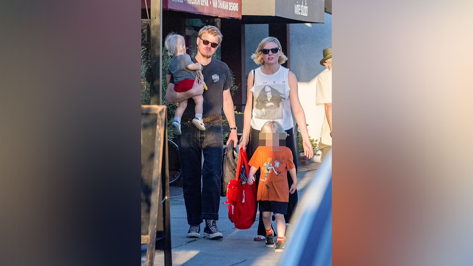 Jesse Plemons y Kirsten Dunst de paseo con los niños