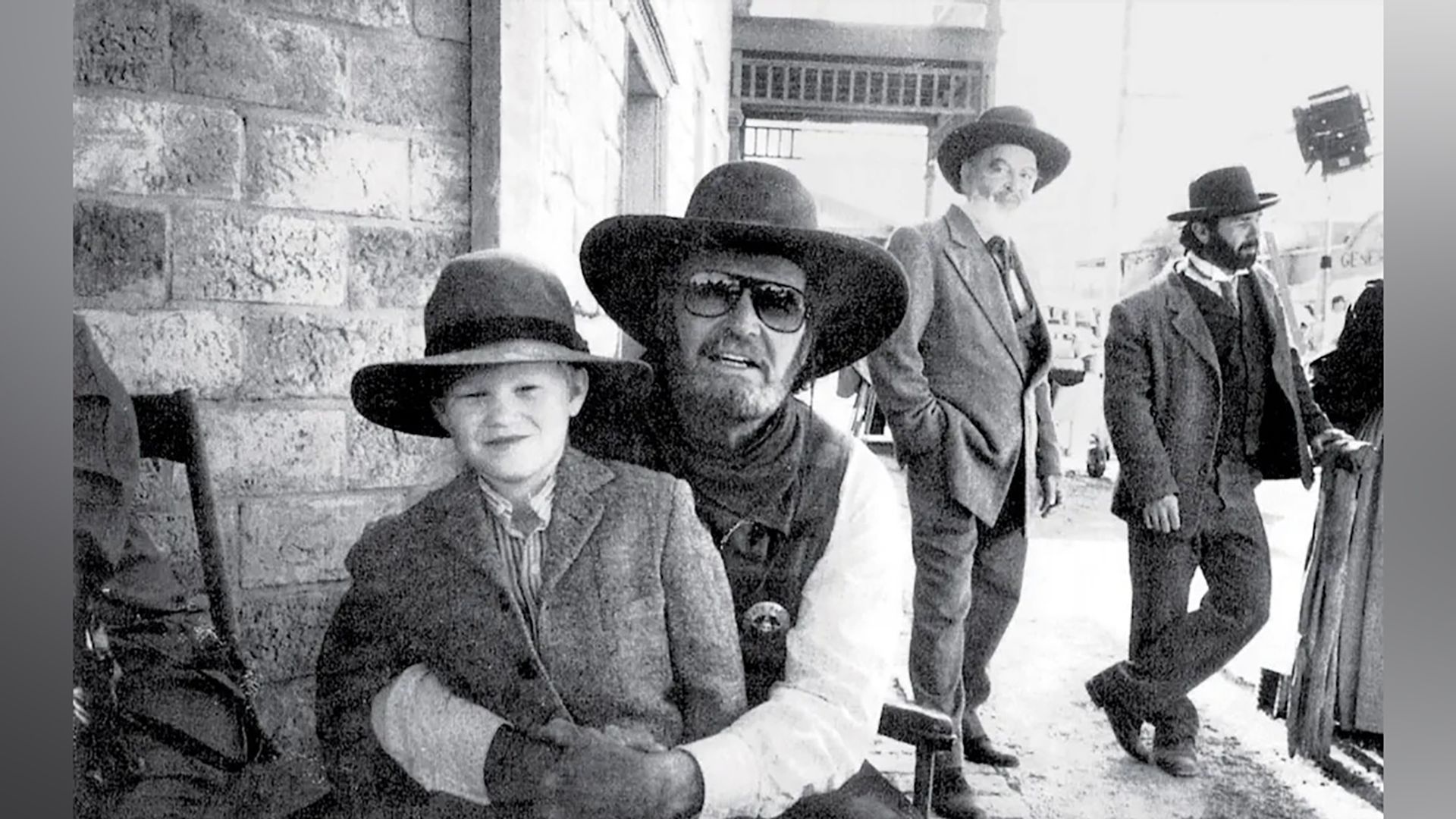 El joven Jesse Plemons en el set de la serie de televisión 'Streets of Laredo'