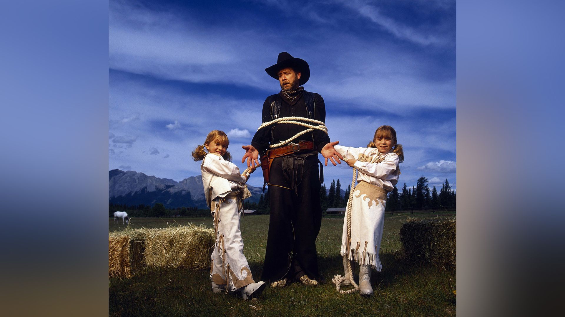 Ashley Olsen con su hermana en la película 'How the West Was Fun'