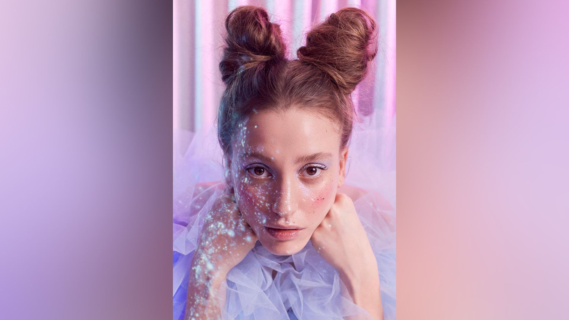 Serenay Sarikaya en el musical 'Alice in Wonderland'