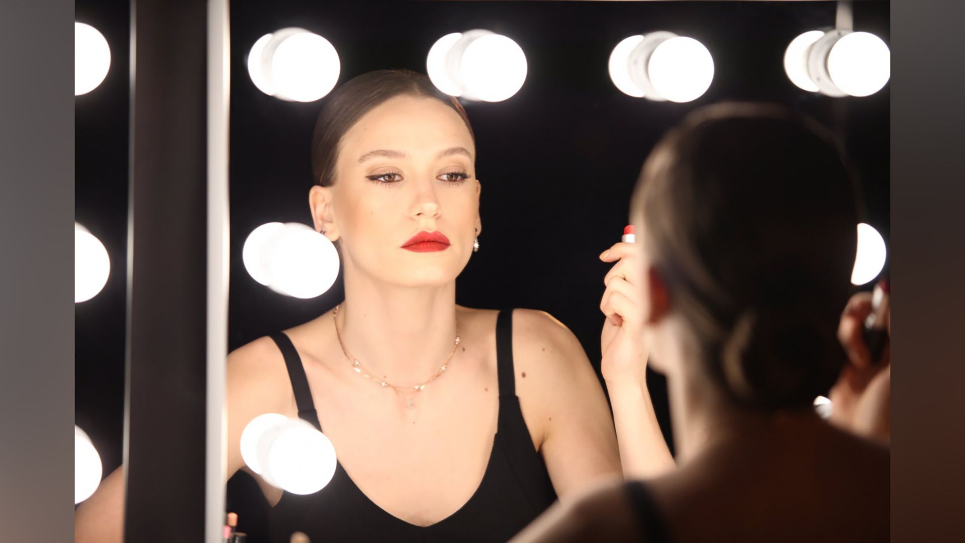 Serenay Sarikaya en la serie de televisión 'Fi'