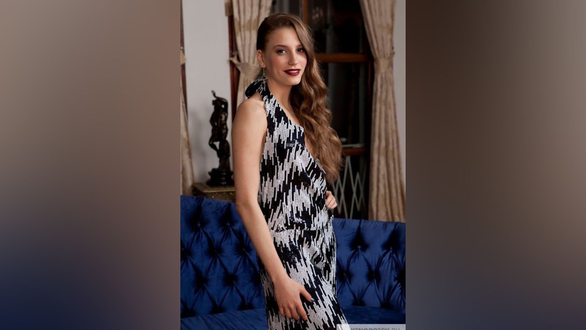 Serenay Sarikaya en la serie de televisión 'About Lale Devri'