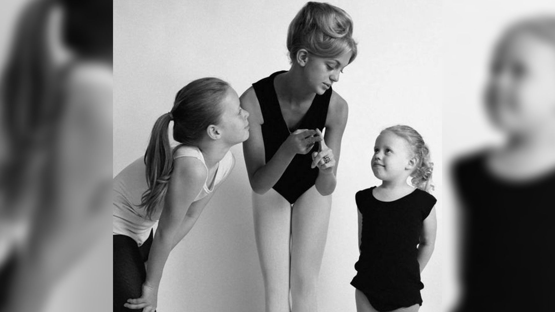 Goldie Hawn fotografiada con sus estudiantes de ballet (1964)