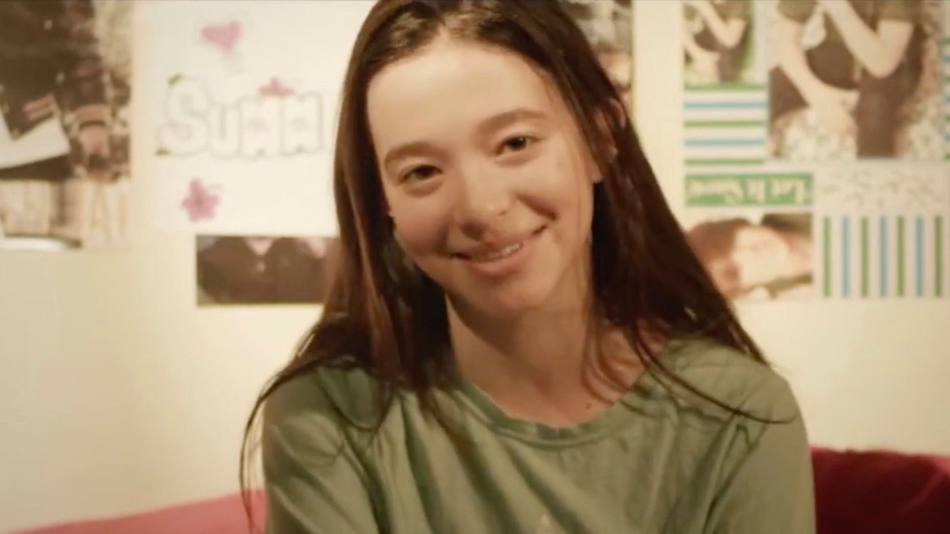 Una escena de la película "Retirement," el primer papel de Mikey Madison