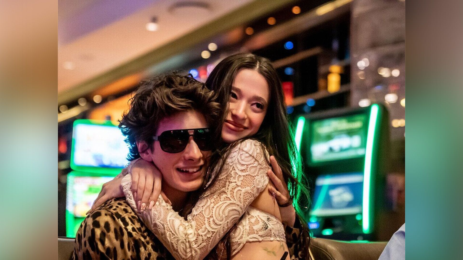 Escena de la película 'Anora,' Mark Eidelstein y Mikey Madison