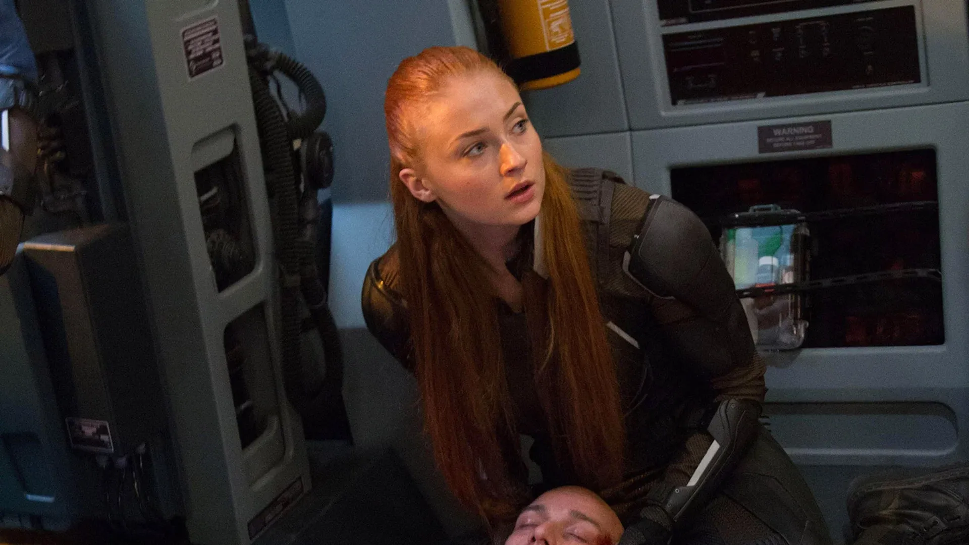 Actriz Sophie Turner en la película 'X-Men Apocalypse', cola de caballo roja, atuendo negro