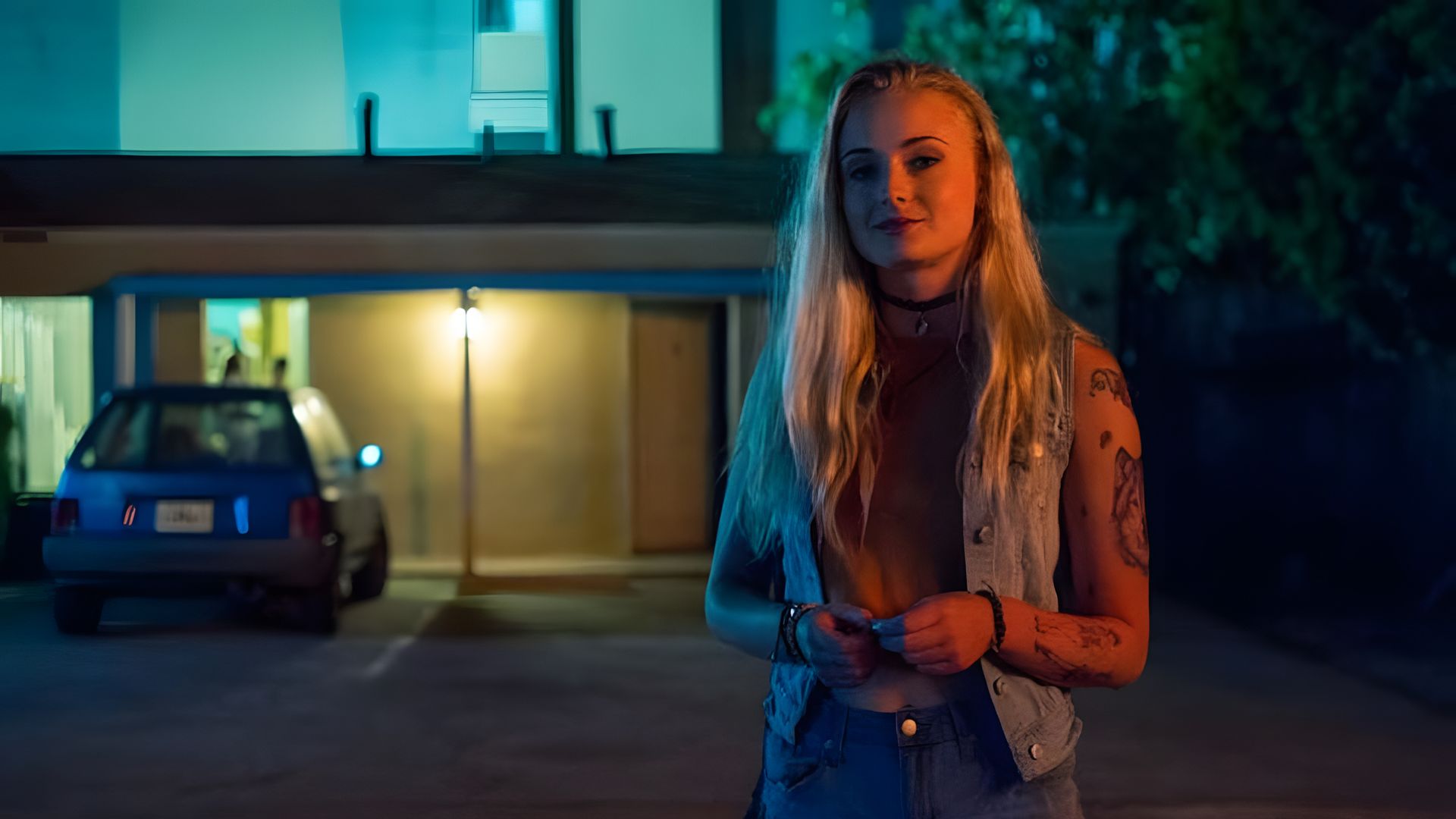 Sophie Turner lleva pantalones cortos y un chaleco de mezclilla, con un tatuaje en su brazo izquierdo