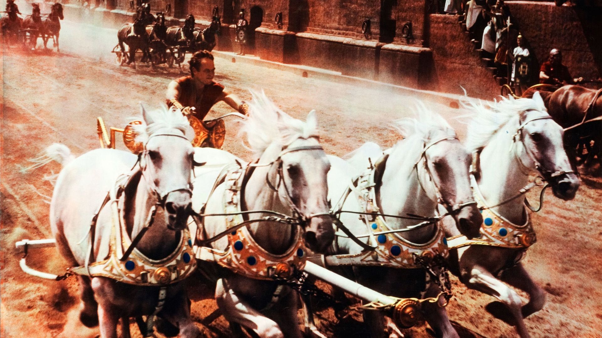 Roma antigua, un hombre se apresura en un carro tirado por un equipo de cuatro caballos blancos