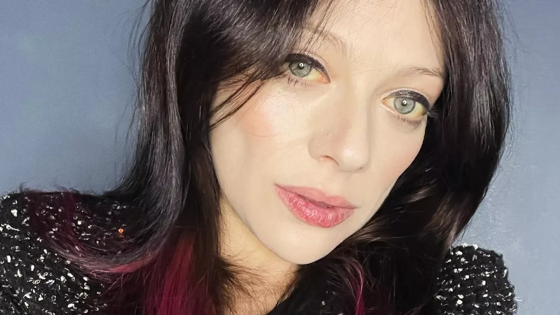 Un selfie de la actriz Michelle Trachtenberg, el blanco de sus ojos tiene un tinte amarillento