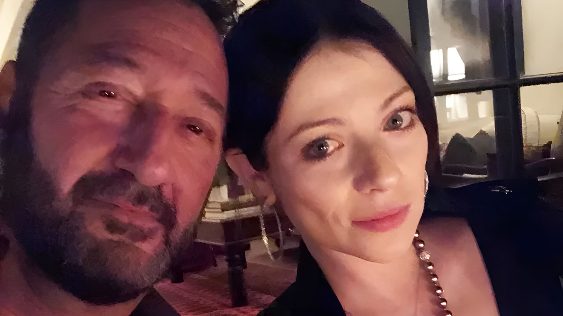 La actriz Michelle Trachtenberg y Jay Cohen se toman una selfie juntos