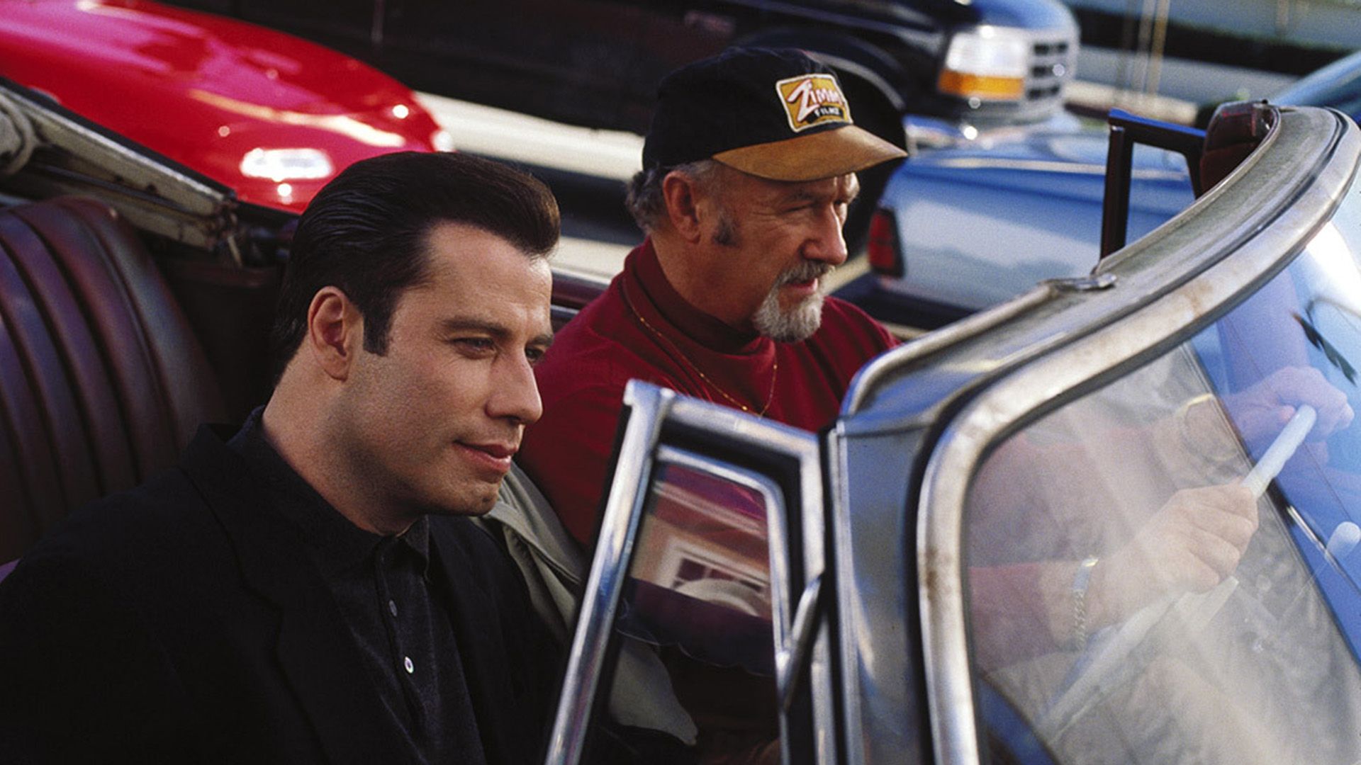 John Travolta y Gene Hackman en un convertible rojo en una escena de la película 'Get Shorty'