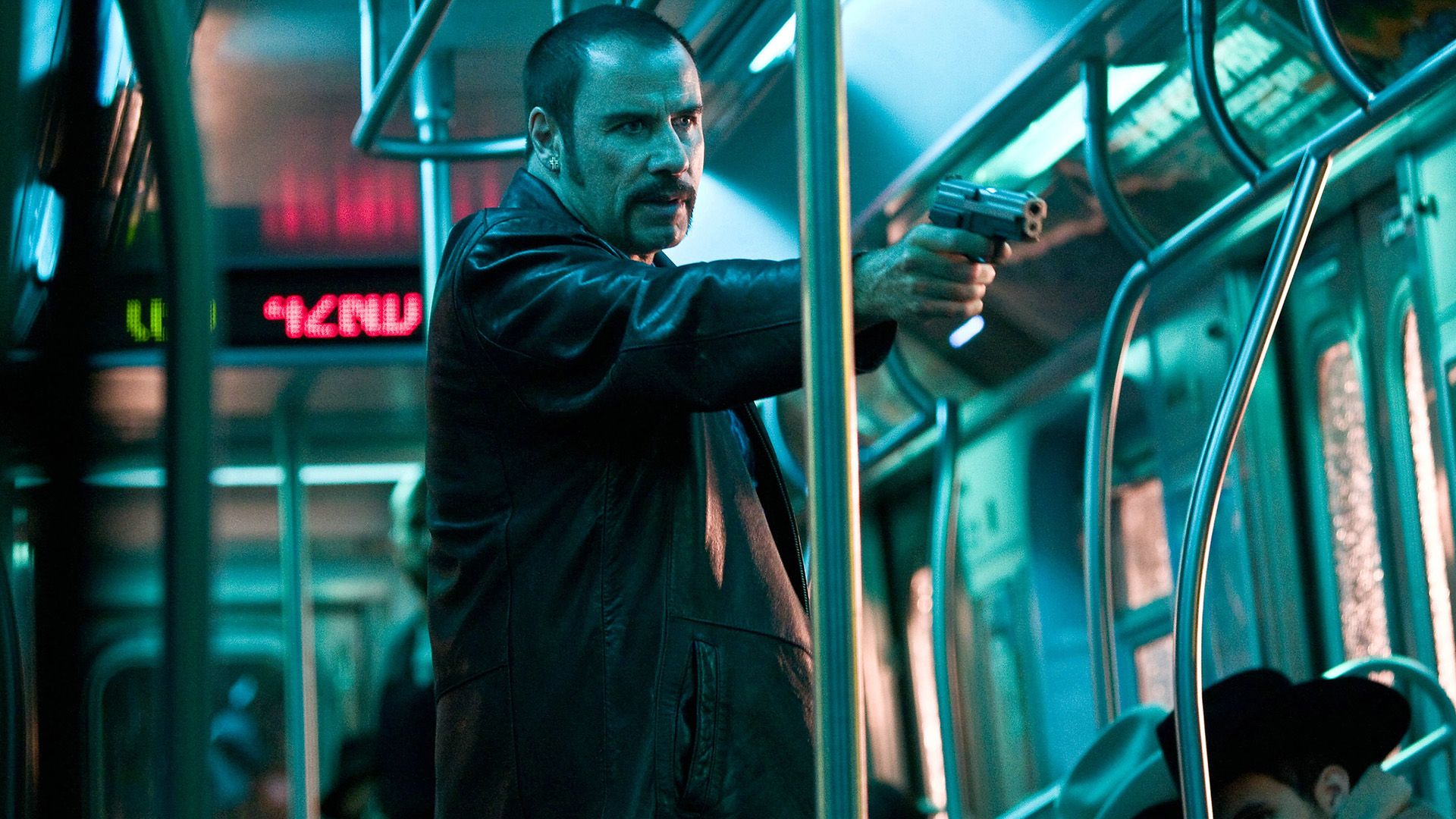 John Travolta con una pistola en un vagón del metro en una escena de 'The Taking of Pelham 123'