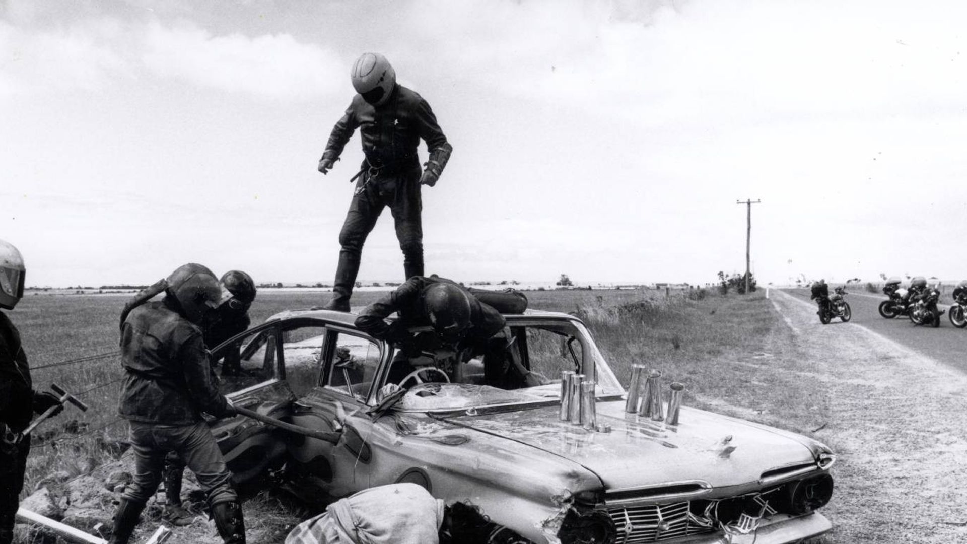 Escena de la película "Mad Max": una banda de motociclistas ataca a un conductor