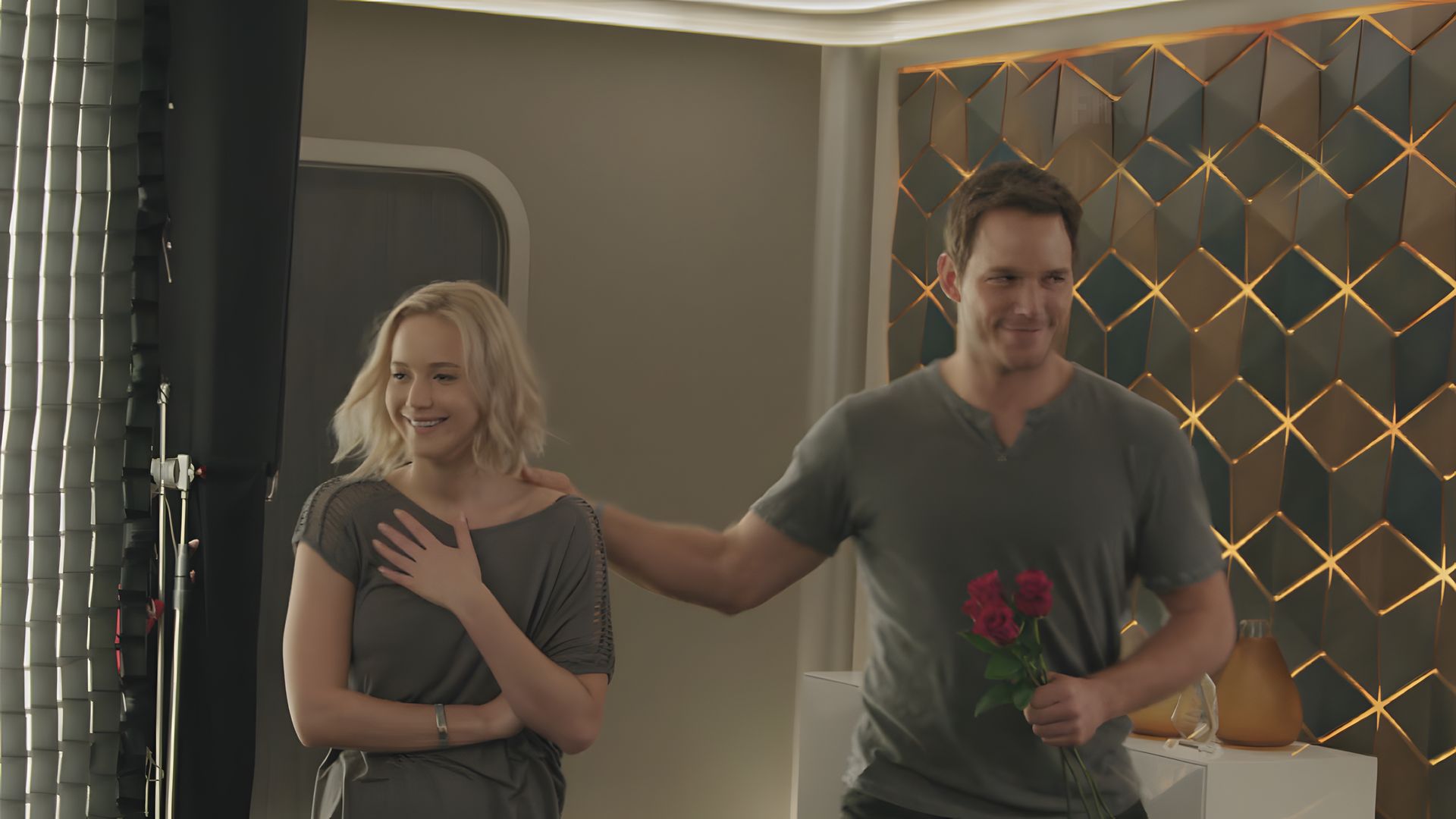 Jennifer Lawrence y Chris Pratt en movimiento, ambos parecen avergonzados