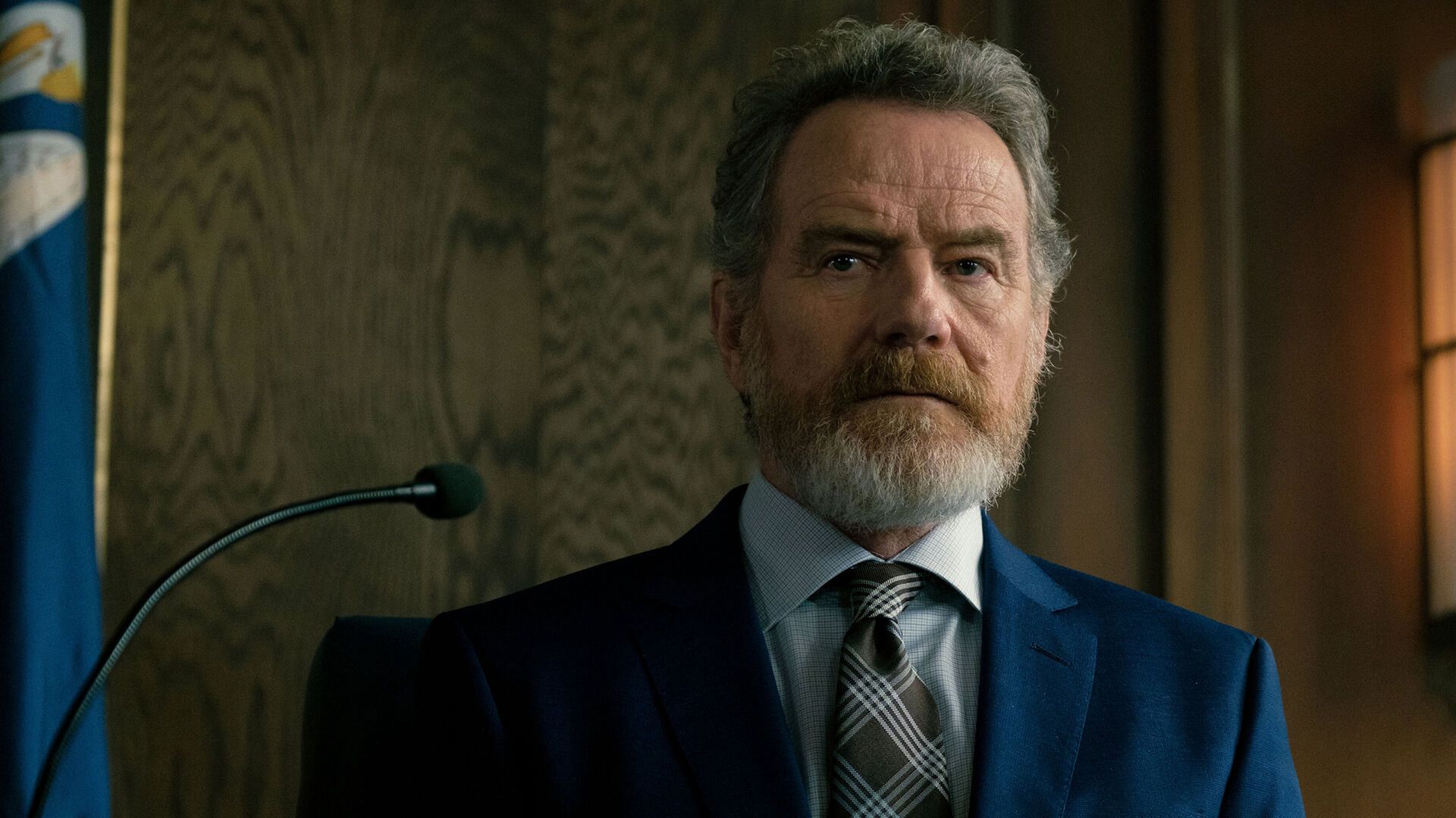 Bryan Cranston con barba en una chaqueta en una escena de la serie 'Your Honor'