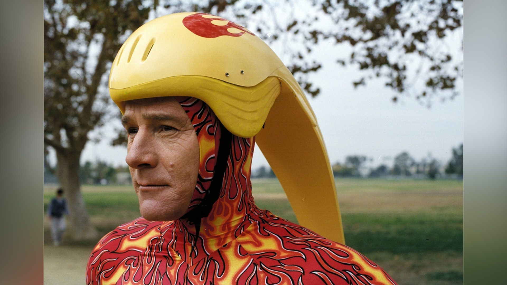 Bryan Cranston con un casco de bicicleta amarillo en una escena de 'Malcolm in the Middle'