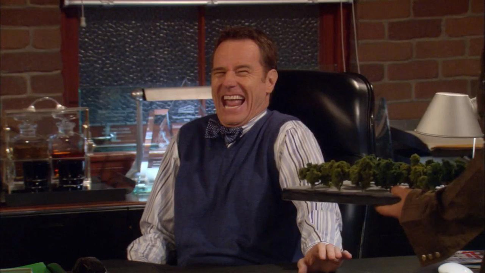 Bryan Cranston riendo en una escena de la serie 'How I Met Your Mother'