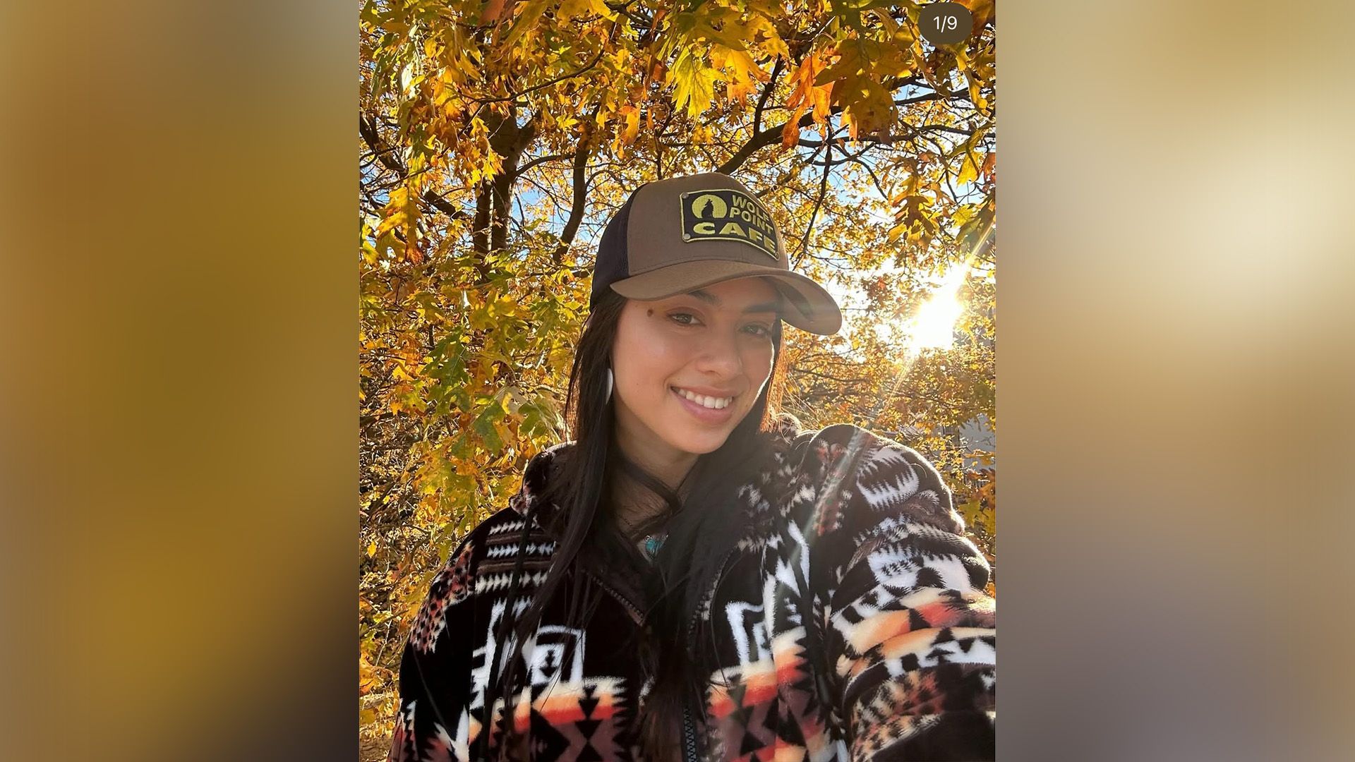 Actriz Amber Midthunder con una gorra de béisbol y un suéter cálido contra un fondo de follaje otoñal