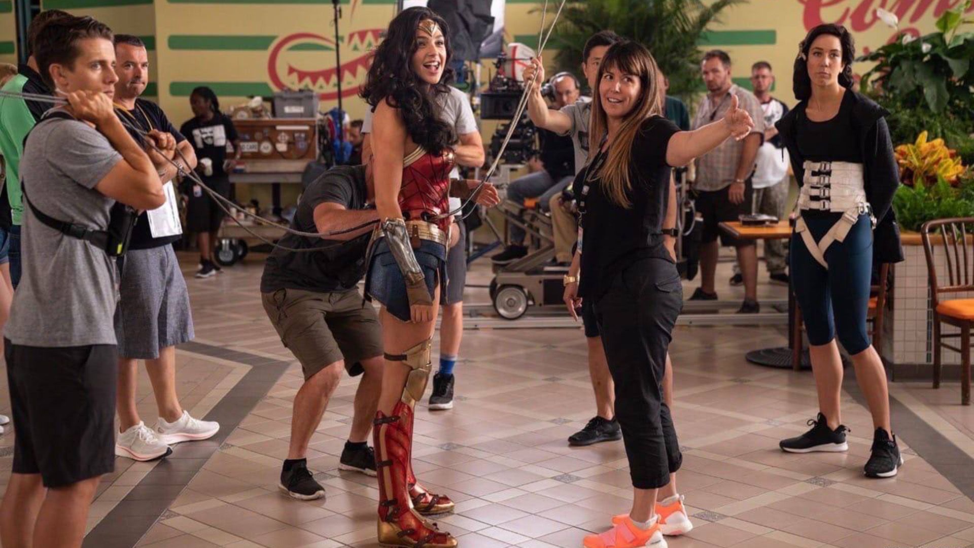 Gal Gadot como Wonder Woman rodeada por el equipo de filmación