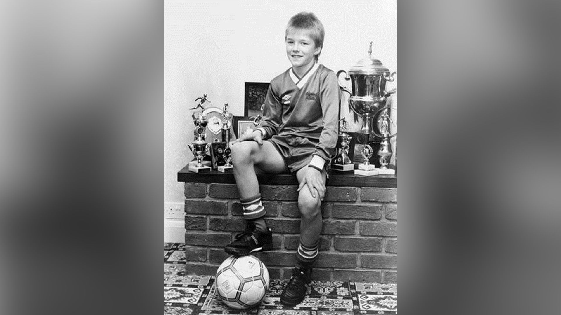 David Beckham de niño con un uniforme de fútbol y un balón
