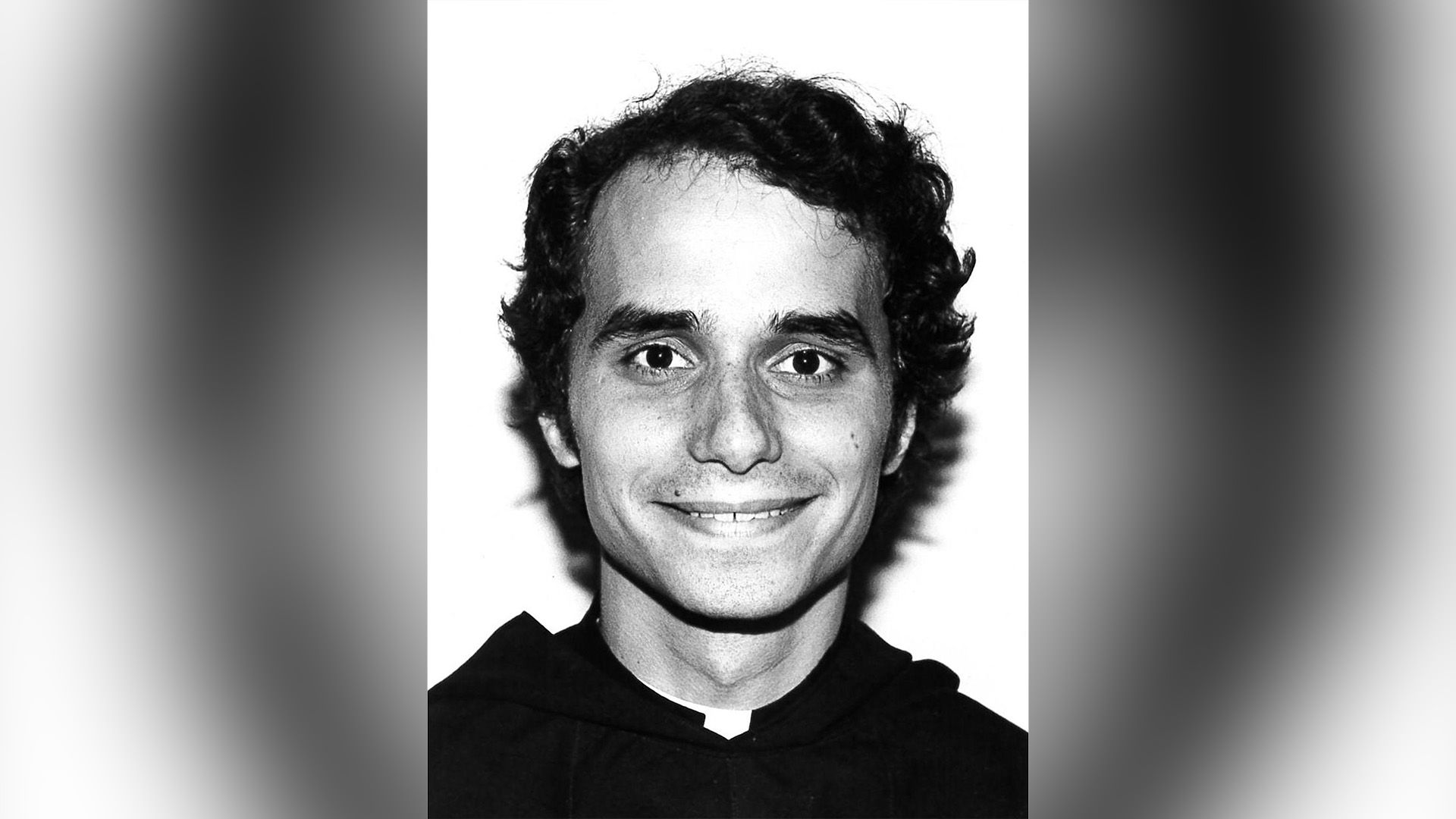 Joven sacerdote Robert Prevost