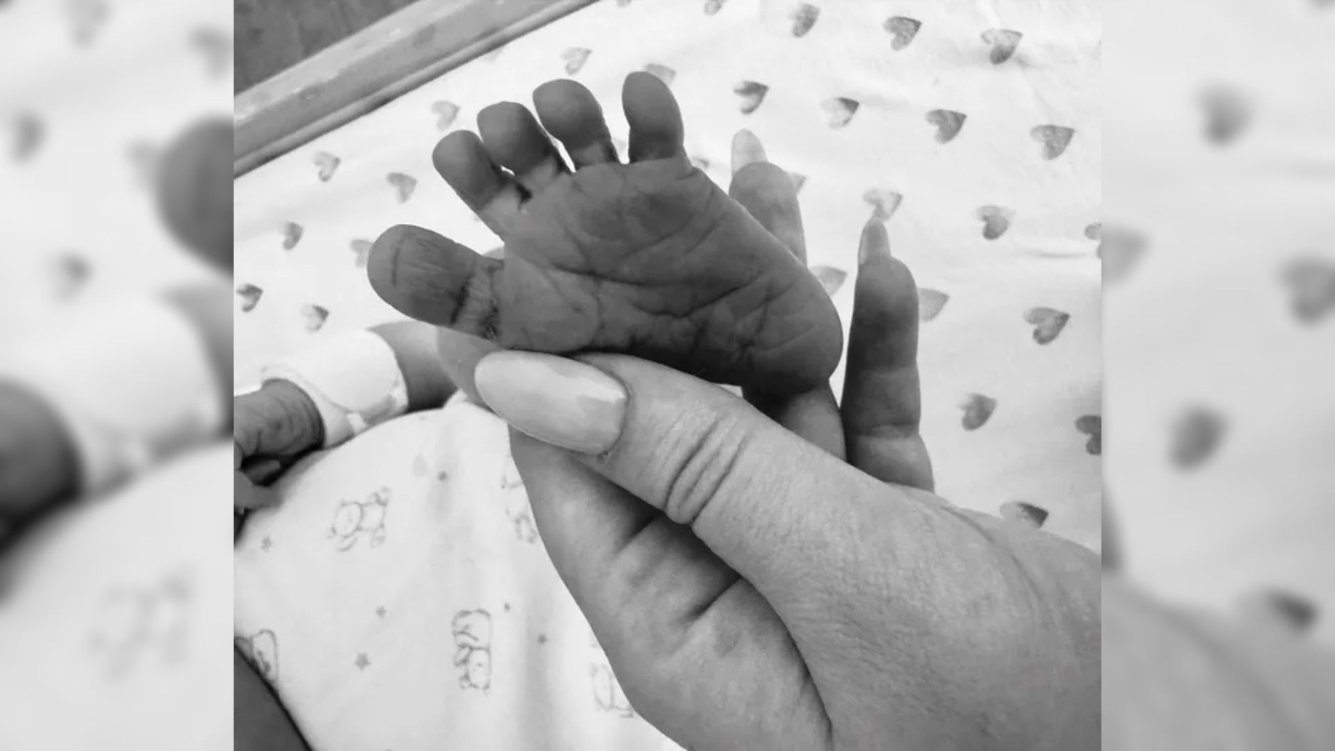 La hija de Donald Trump, Tiffany, sostiene el diminuto pie de su hijo, que está acostado en la cuna