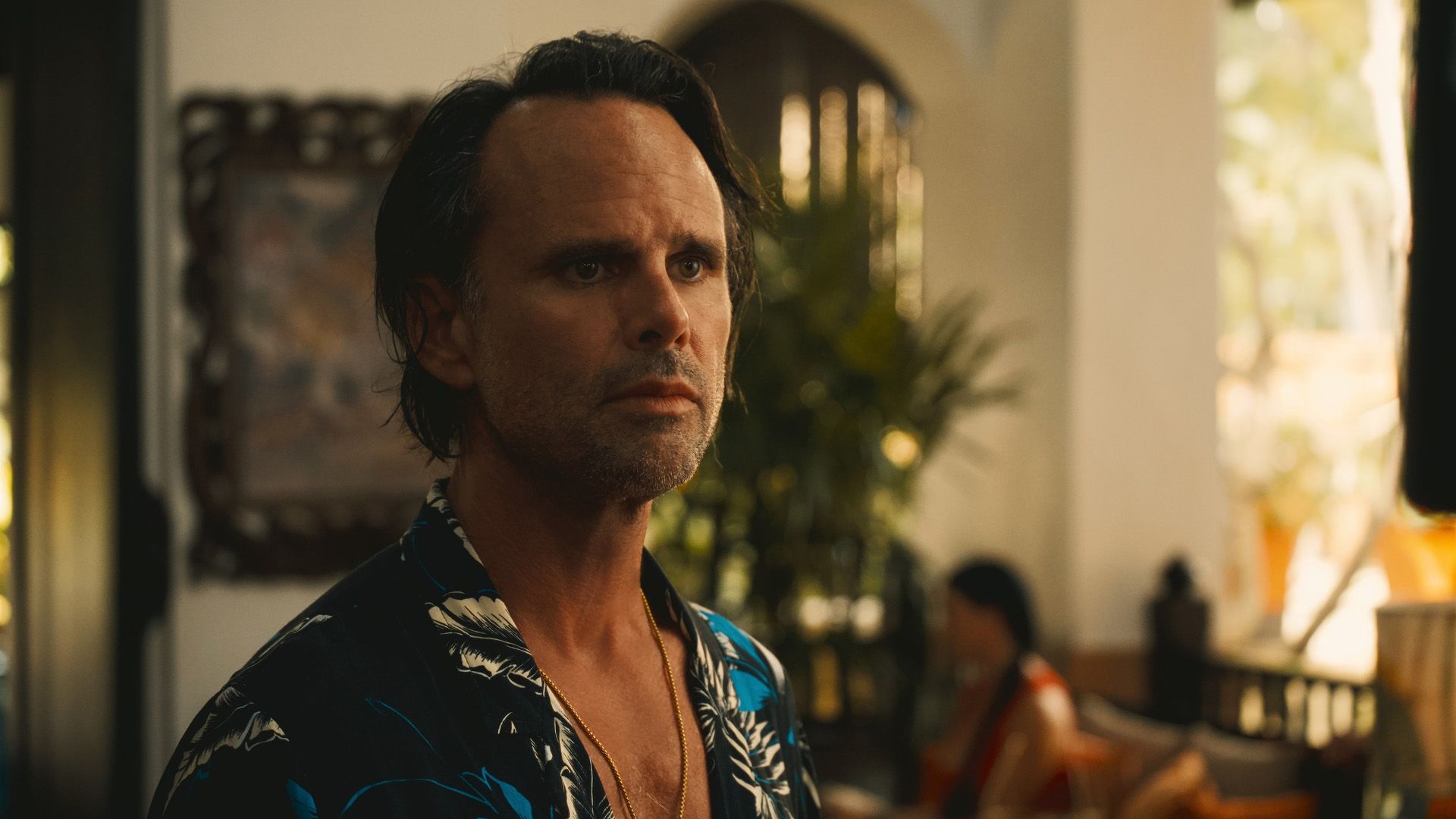 Walton Goggins con una camisa hawaiana y una cadena de oro alrededor de su cuello