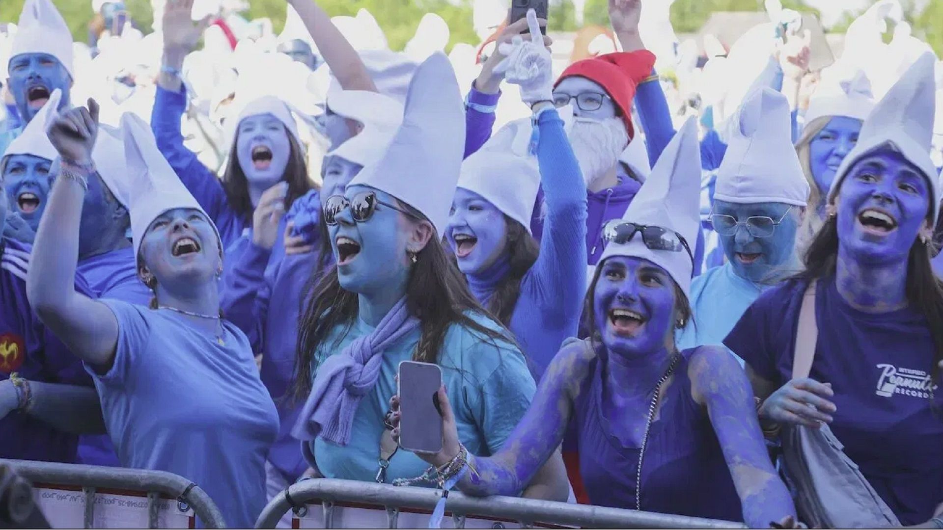 Personas con caras azules y sombreros blancos celebrando el récord