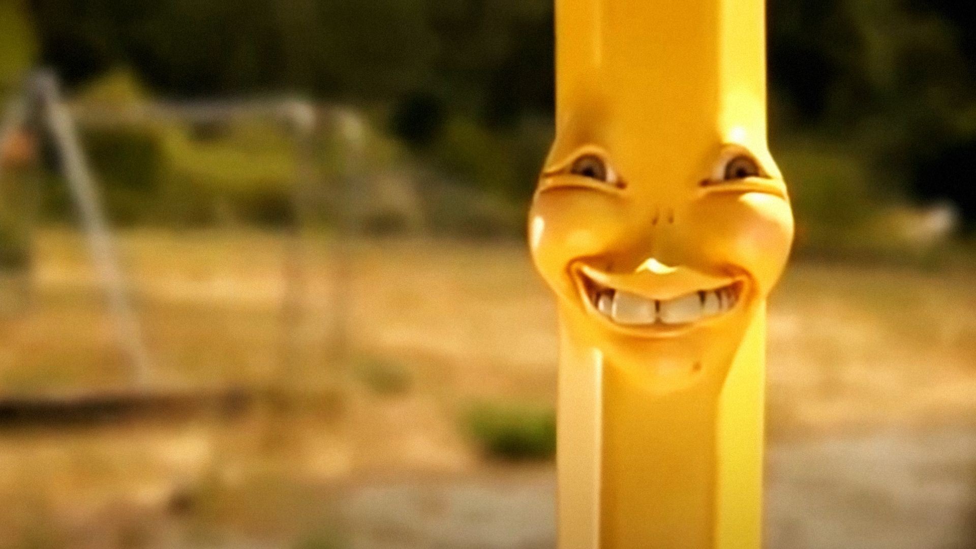 Un lápiz amarillo con cara de persona mira a la cámara y sonríe con el fondo de una calle