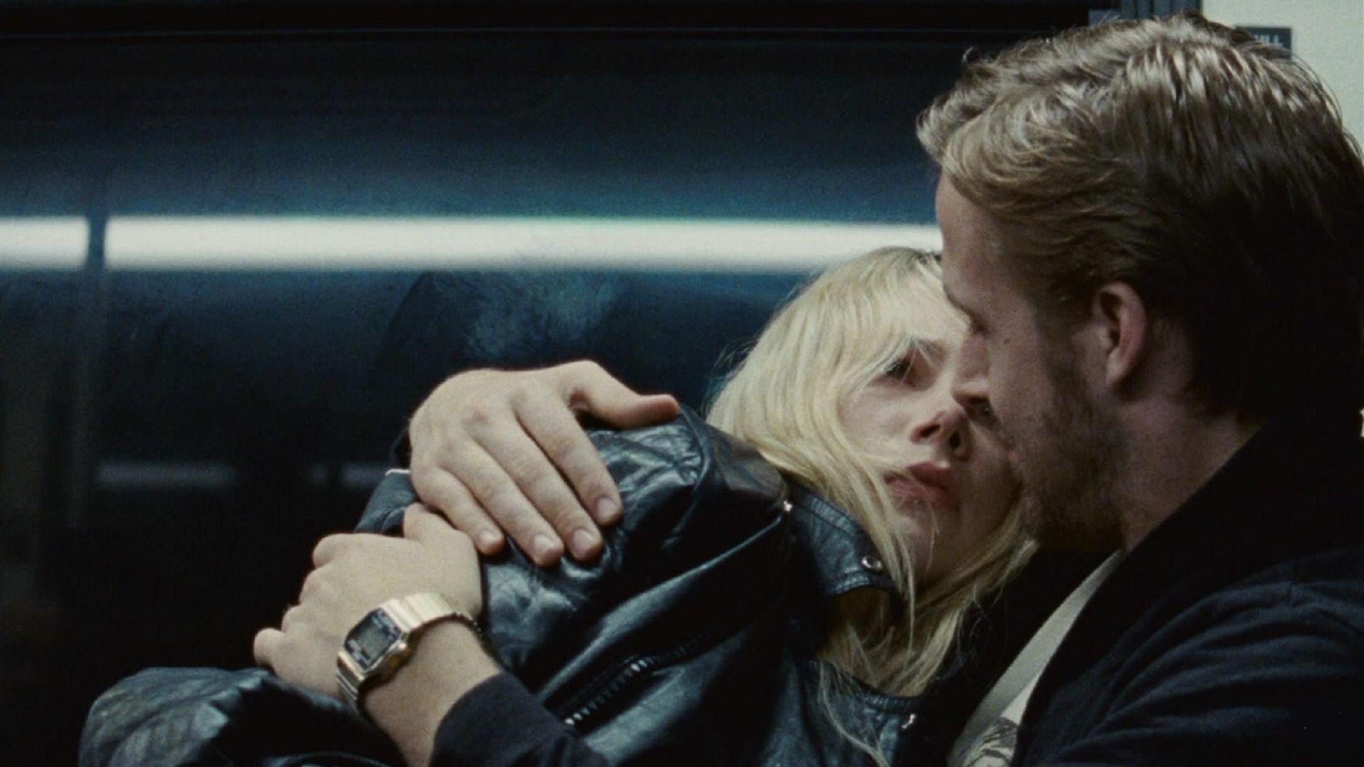 Ryan Gosling abraza románticamente a Michelle Williams en un vagón de metro