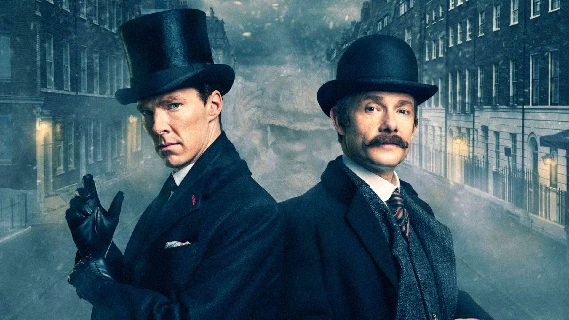El actor Benedict Cumberbatch como Sherlock Holmes con un sombrero bombín en la cabeza ajusta sus guantes y mira a la cámara
