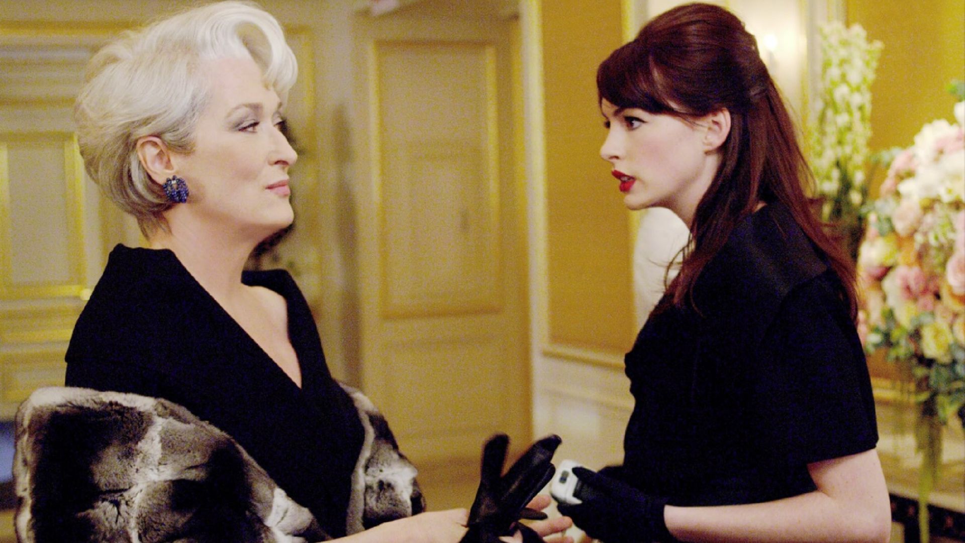 Los personajes de Meryl Streep y Anne Hathaway se miran, resolviendo su relación