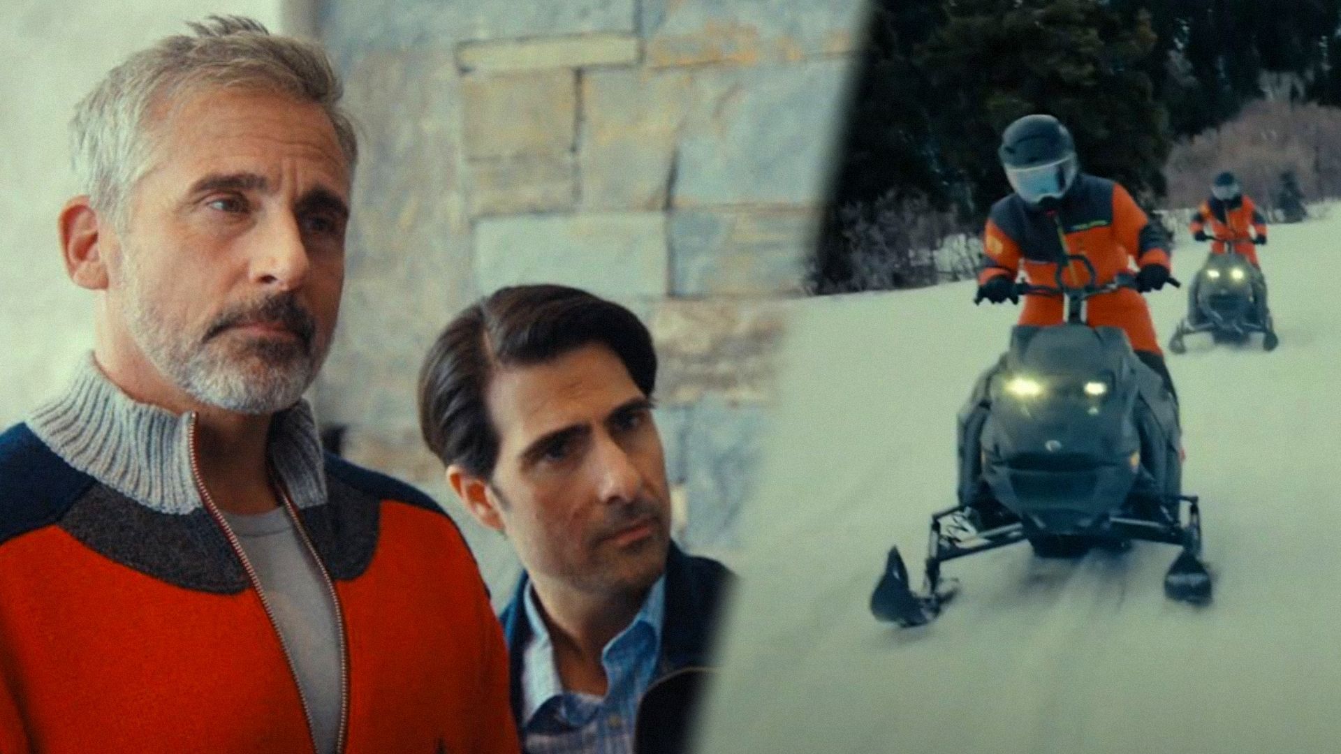 El actor Steve Carell con un suéter naranja mira hacia un lado contra un fondo de pared de piedra