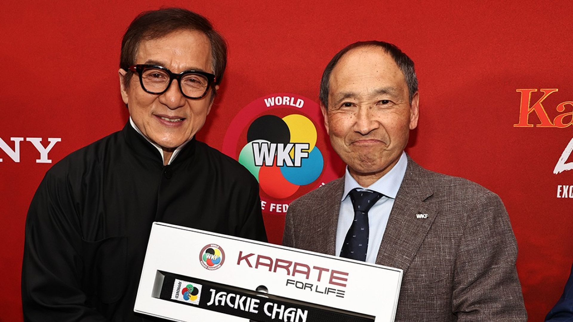 Jackie Chan recibe un cinturón negro en karate