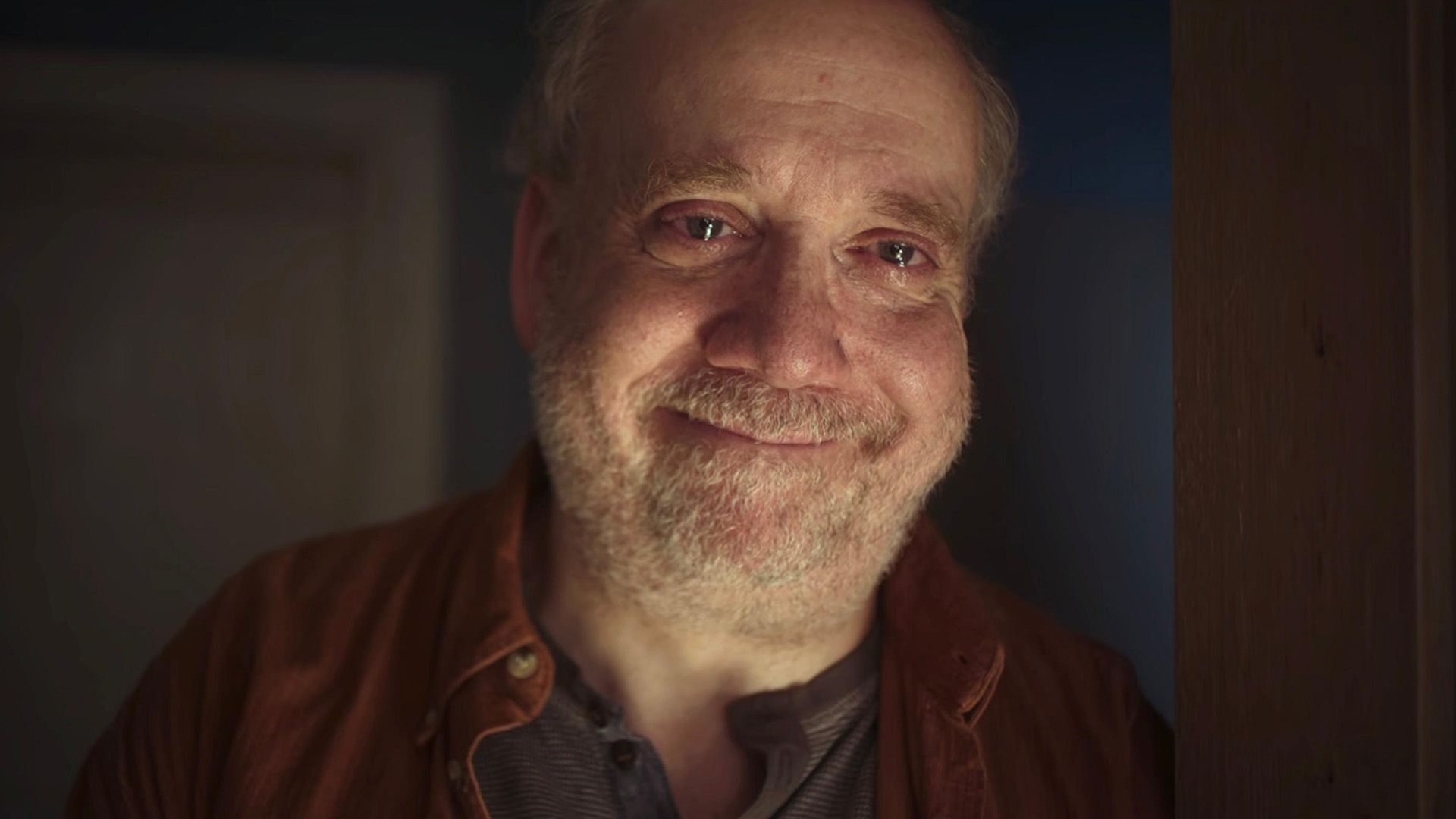 Paul Giamatti sonríe con los ojos llenos de lágrimas