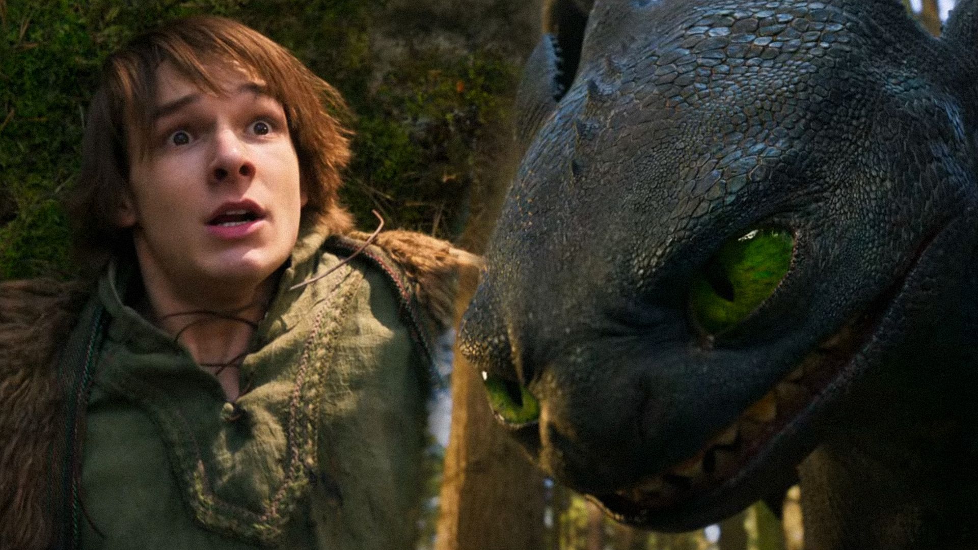 El actor Mason Thames como el vikingo Hiccup mira con miedo al dragón contra el fondo del bosque