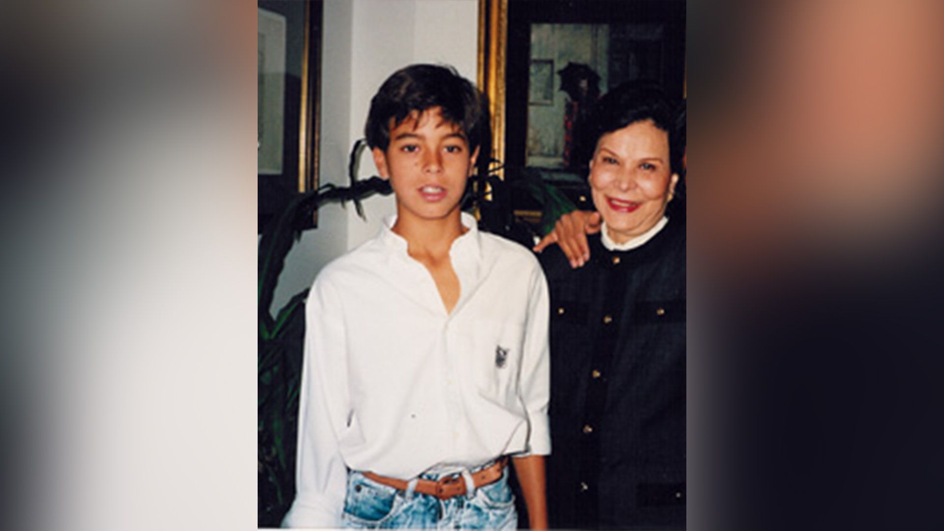Enrique Iglesias de niño con su niñera Elvira