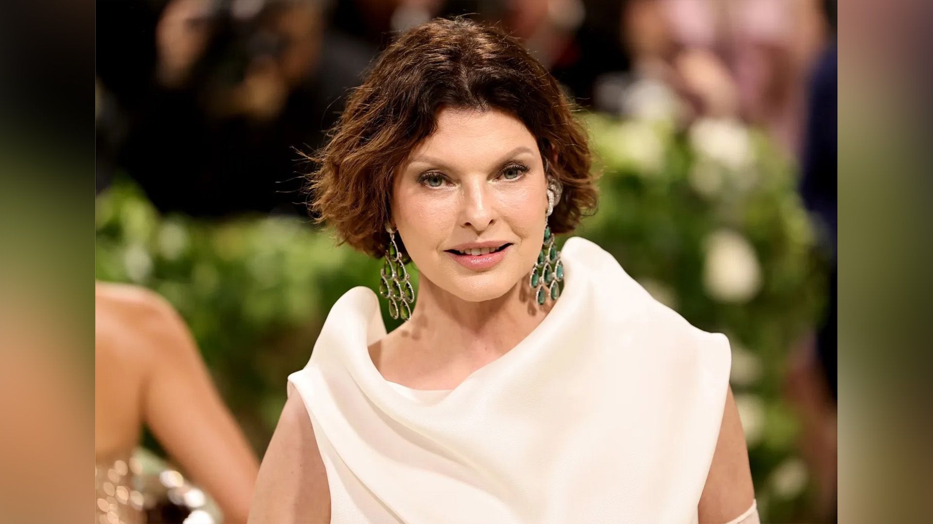 Linda Evangelista en un atuendo blanco en el Met Gala 2024