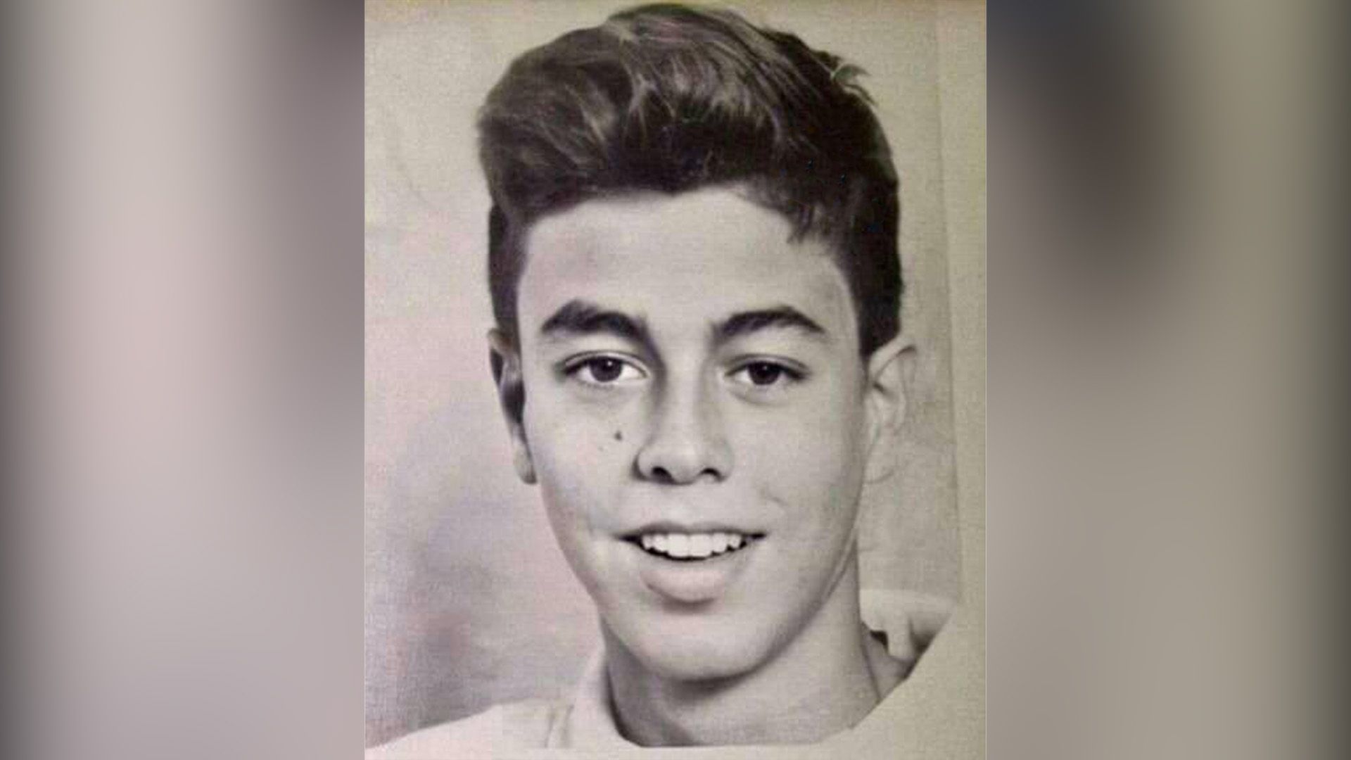 Retrato escolar de un sonriente Enrique Iglesias