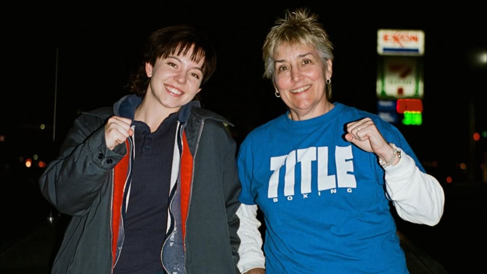 La actriz Sydney Sweeney y la boxeadora Christy Martin levantando los puños y sonriendo